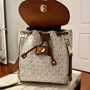 MICHAEL Michael Kors | Bags | Nwt Michael Kors Mk Xs Viv  display picture 2